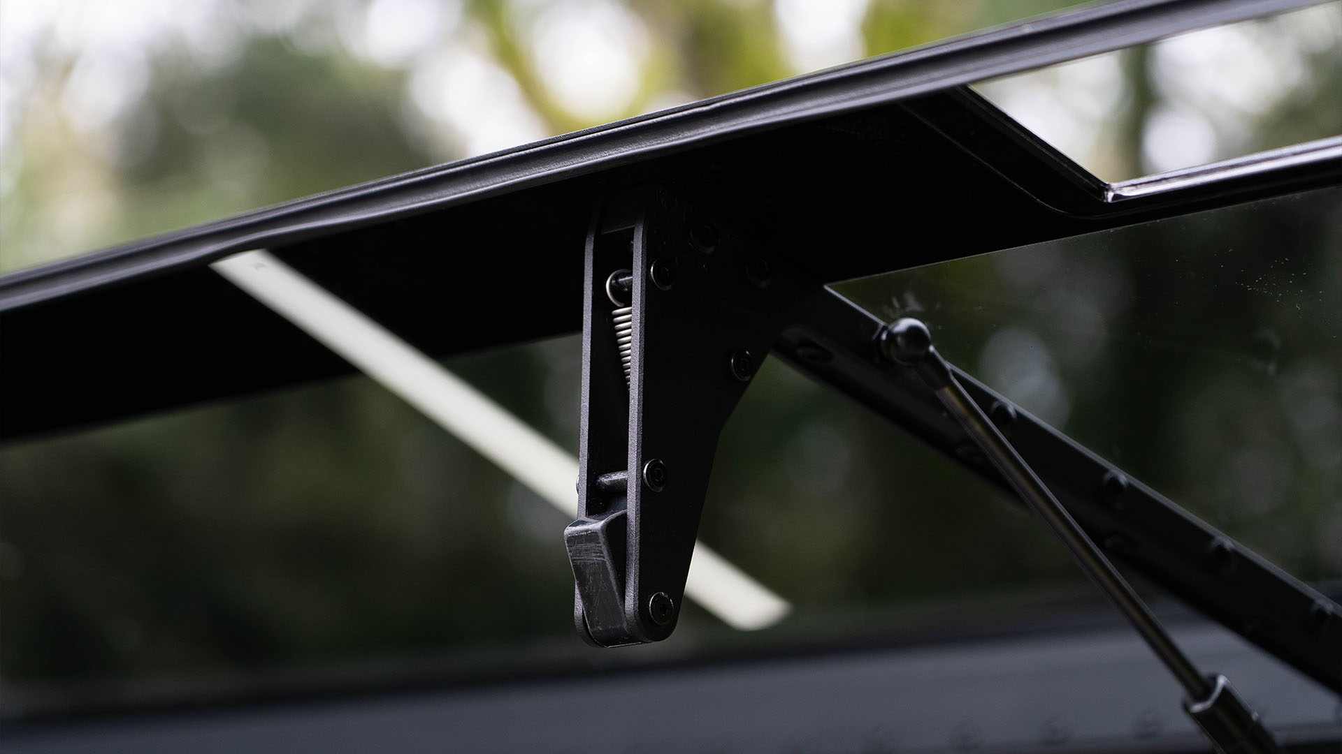 Truck cap latching system allows for keyless locking